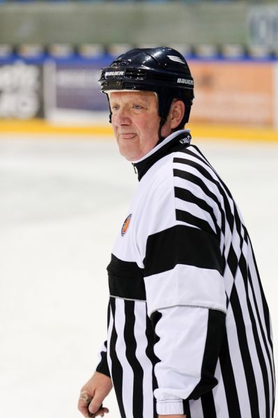 Rainer Buse als Schiedsrichter im Prominentenspiel 2009